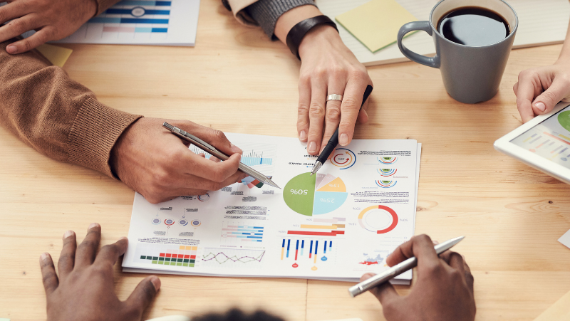 Equipe réunit autour d'un rapport RSE représentant le reporting simplifié VSME