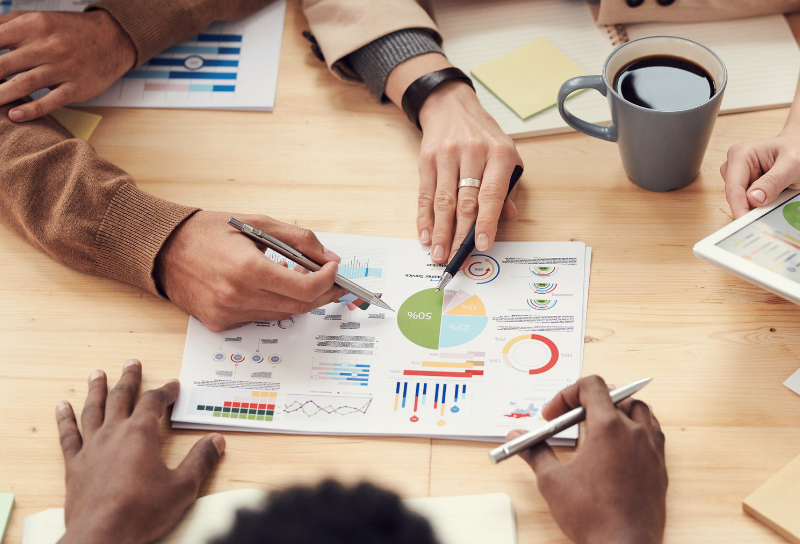 Equipe réunit autour d'un rapport RSE représentant le reporting simplifié VSME