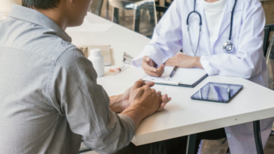 Employé en visite avec la médecine du travail en entreprise pour un suivi de santé au bureau