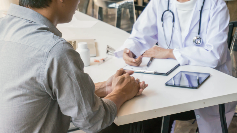 Employé en visite avec la médecine du travail en entreprise pour un suivi de santé au bureau