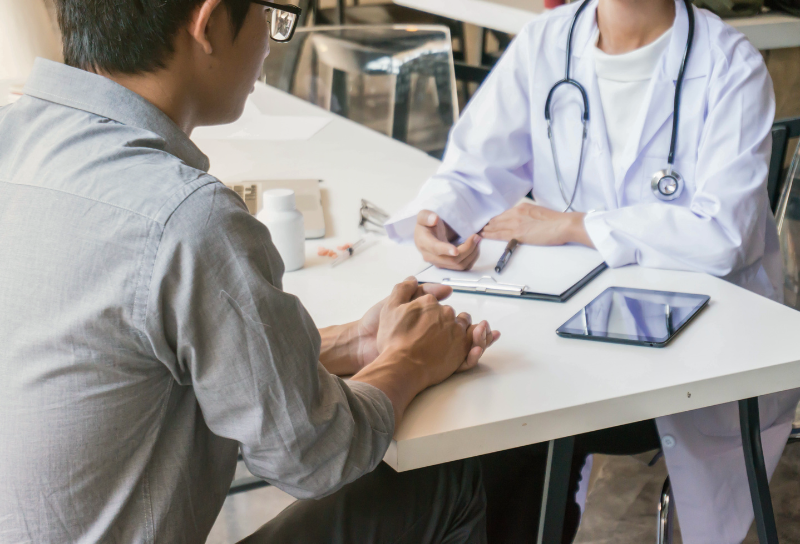 Employé en visite avec la médecine du travail en entreprise pour un suivi de santé au bureau