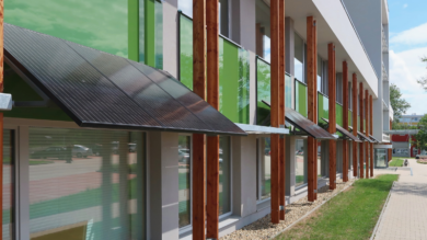 Bâtiment moderne écoénergétique avec panneaux solaires illustrant la transition énergétique