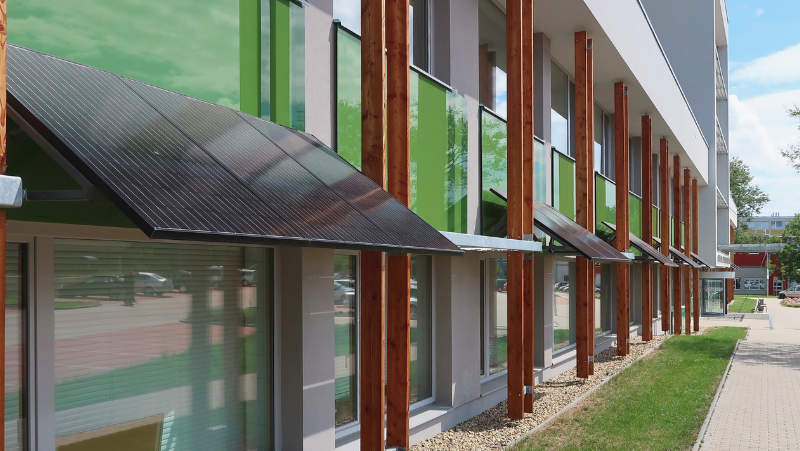Bâtiment moderne écoénergétique avec panneaux solaires illustrant la transition énergétique