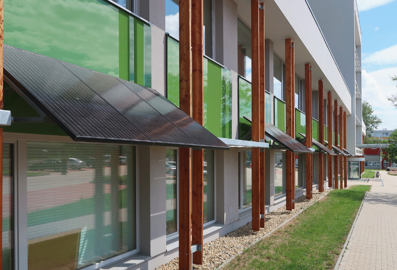 Bâtiment moderne écoénergétique avec panneaux solaires illustrant la transition énergétique